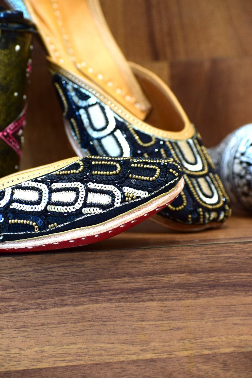 Black Glimmer- handcrafted Jutti