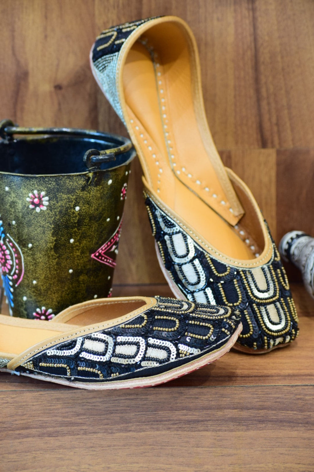 Black Glimmer- handcrafted Jutti