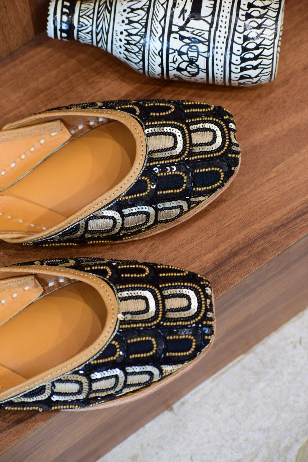 Black Glimmer- handcrafted Jutti