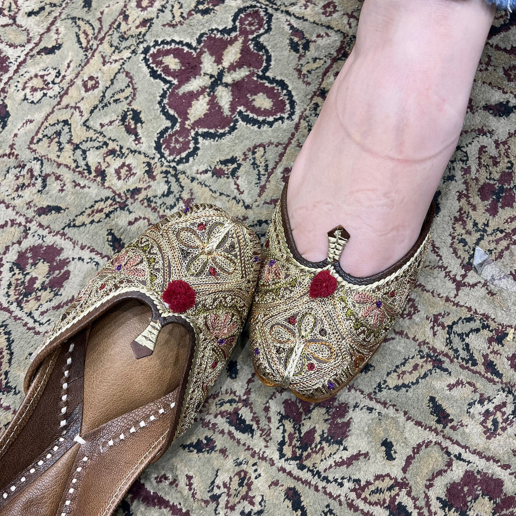 pakistani zari khussa